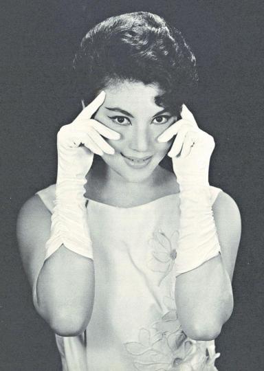 【1936-2019】邵氏女星張仲文早前在美國離世,享年82歲。在電影《三姊妹》中,張仲文主唱《叉燒包》成為華語歌的經典。劇照張仲文63年加入邵逸夫(右)的邵氏電影。張仲文在《潘金蓮》中與張沖有不少對手戲。劇照張仲文為河北人,身材高䠷,憑豪放的形象被冠以「噴火女郎」稱號。《壹週刊》圖片 【1936-2019】邵氏女星張仲文早前在美國離世,享年82歲。在電影《三姊妹》中,張仲文主唱《叉燒包》成為華語歌的經典。劇照張仲文63年加入邵逸夫(右)的邵氏電影。張仲文在《潘金蓮》中與張沖有不少對手戲。劇照張仲文為河北人,身材高䠷,憑豪放的形象被冠以「噴火女郎」稱號。《壹週刊》圖片