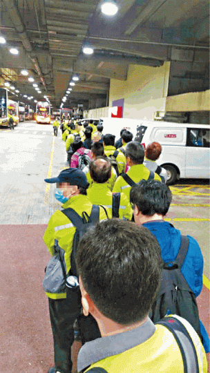 因九巴派更系統故障,大批車長昨在車廠外等候派車。fb群組巴士的事討論區圖片 因九巴派更系統故障,大批車長昨在車廠外等候派車。fb群組巴士的事討論區圖片