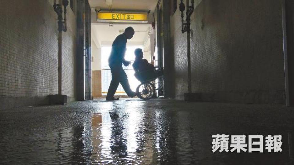 全港前年有13萬雙老家庭,政府被轟忽視長者困境。麥超億攝樓瑋群 全港前年有13萬雙老家庭,政府被轟忽視長者困境。麥超億攝樓瑋群