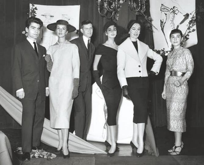 1954年國際羊毛標誌大獎,老佛爺(左一)在外套組勝出,聖羅蘭(左三)則贏了晚裝組首獎。互聯網法國貴公子巴謝爾(左)1979年在巴黎與老佛爺出席活動。互聯網 1954年國際羊毛標誌大獎,老佛爺(左一)在外套組勝出,聖羅蘭(左三)則贏了晚裝組首獎。互聯網法國貴公子巴謝爾(左)1979年在巴黎與老佛爺出席活動。互聯網