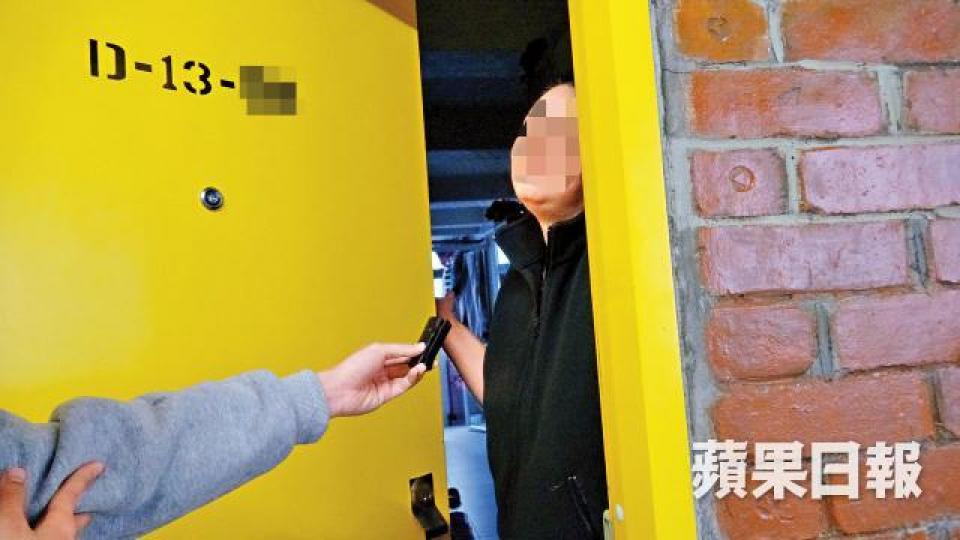 搬入凶宅的巴基斯坦裔女戶主表示,入住前已知單位發生命案。老街坊表示,發生慘劇至今仍感不安。劉永明攝 搬入凶宅的巴基斯坦裔女戶主表示,入住前已知單位發生命案。老街坊表示,發生慘劇至今仍感不安。劉永明攝