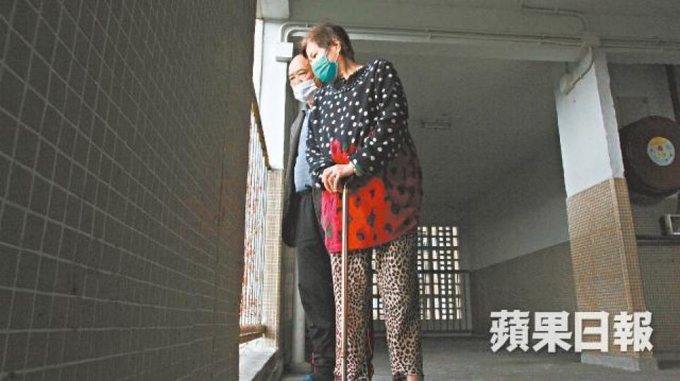 患淋巴癌的干叔與患血癌的妻子曾想過尋死。張 軍攝干嬸一度長期卧床,需干叔全天候照顧。 患淋巴癌的干叔與患血癌的妻子曾想過尋死。張 軍攝干嬸一度長期卧床,需干叔全天候照顧。