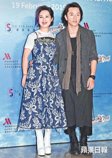 楊千嬅和鄭伊健即將各自舉行演唱會,伊健指心情並不緊張。黎明昨晚現身酒店開幕禮,但未有受訪。(左起)甘比、Sammi和林建岳女友Michelle老友鬼鬼。林顥伊和林心兒(右)兩姊妹結伴到場。王菀之單獨赴會。梁漢文、任賢齊等藝人都有到賀。 楊千嬅和鄭伊健即將各自舉行演唱會,伊健指心情並不緊張。黎明昨晚現身酒店開幕禮,但未有受訪。(左起)甘比、Sammi和林建岳女友Michelle老友鬼鬼。林顥伊和林心兒(右)兩姊妹結伴到場。王菀之單獨赴會。梁漢文、任賢齊等藝人都有到賀。