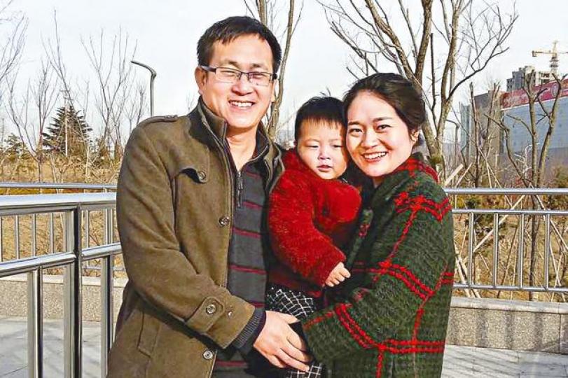 王全璋(左)被誣衊顛覆國家政權,判監4年半。香港請願人士曾在中聯辦門外示威,要求釋放王全璋。資料圖片 王全璋(左)被誣衊顛覆國家政權,判監4年半。香港請願人士曾在中聯辦門外示威,要求釋放王全璋。資料圖片