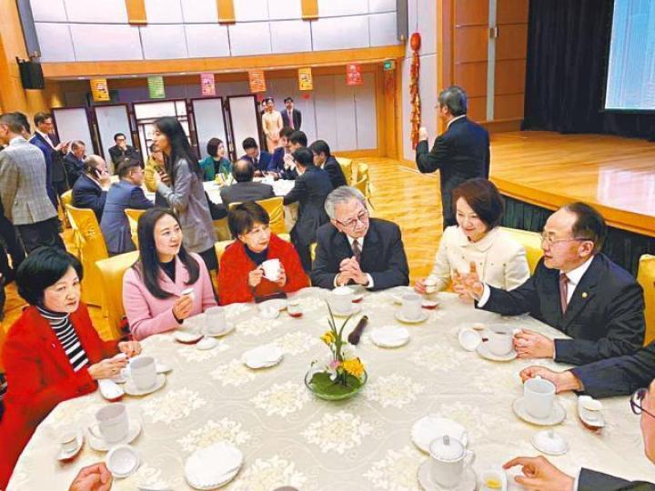 中聯辦主任王志民(右)昨與建制派議員春茗。 中聯辦主任王志民(右)昨與建制派議員春茗。