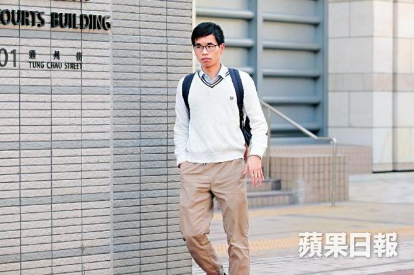 房協職員關衛國身為屋苑管理者,被裁判官批評對威脅住戶人身安全的言論漠不關心。資料圖片觀龍樓火警慘死的一家三口男戶主黃志強、妻子吳倩欣及女兒黃依琳。2016年,西環觀龍樓大火,一家三口與鄰居共四人喪命。 房協職員關衛國身為屋苑管理者,被裁判官批評對威脅住戶人身安全的言論漠不關心。資料圖片觀龍樓火警慘死的一家三口男戶主黃志強、妻子吳倩欣及女兒黃依琳。2016年,西環觀龍樓大火,一家三口與鄰居共四人喪命。