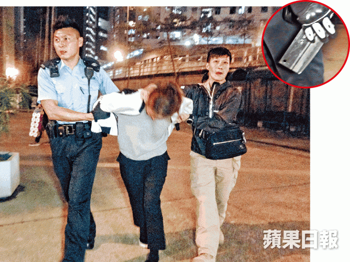 涉嫌斬傷丈夫的女子被捕帶署,警方在現場撿走菜刀(圓圖)。姜偉康攝 涉嫌斬傷丈夫的女子被捕帶署,警方在現場撿走菜刀(圓圖)。姜偉康攝