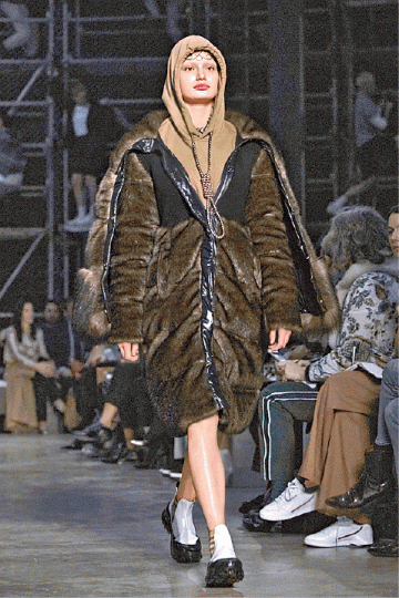 Burberry這款衞衣兜帽的仿絞索設計惹非議。美聯社