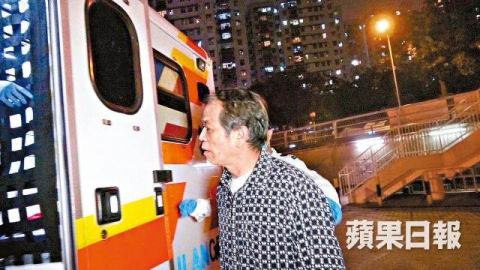 捱斬丈夫由救護員送院治理。 捱斬丈夫由救護員送院治理。