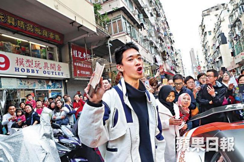 去年底深水埗一場天降銀紙騷,令幣少爺黃鉦傑爆紅。 去年底深水埗一場天降銀紙騷,令幣少爺黃鉦傑爆紅。