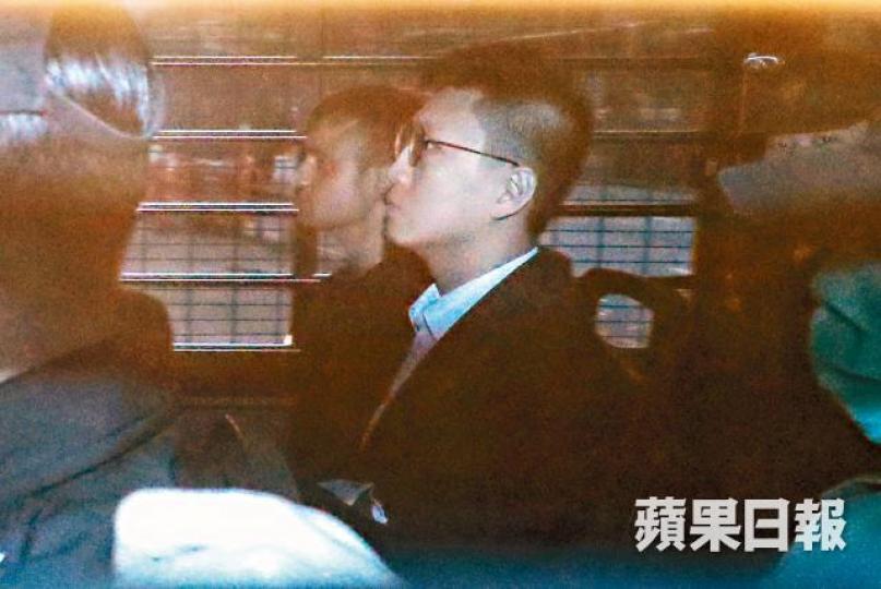 梁天琦昨出庭自辯後由囚車押送離開法院。何家達攝案發當晚黃台仰站在車頂以大聲公指揮群眾。 梁天琦昨出庭自辯後由囚車押送離開法院。何家達攝案發當晚黃台仰站在車頂以大聲公指揮群眾。