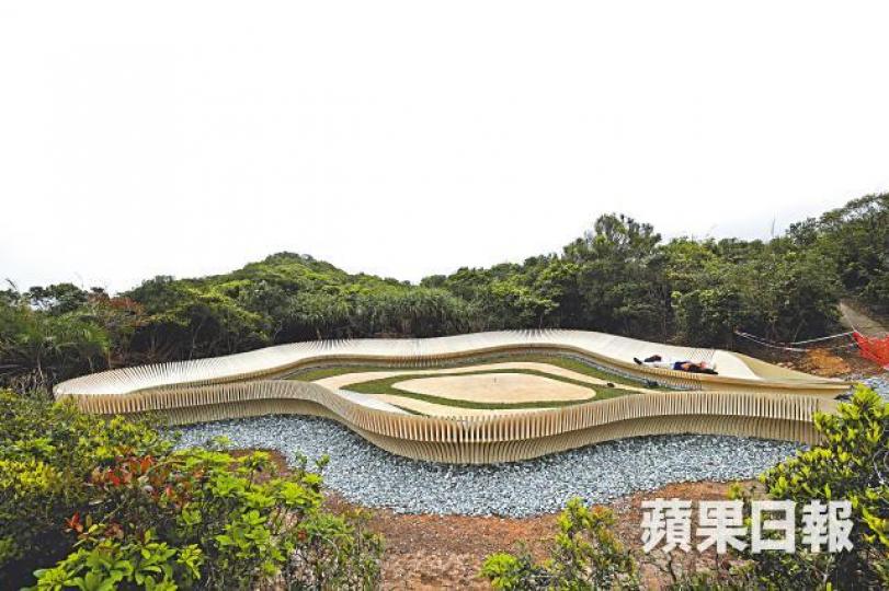 漁護署於西貢西灣一塊草地興建觀星台,被指與自然環境格格不入。夏家朗攝觀星台尚未開放,一名內地女遊客率先於台上自拍。 漁護署於西貢西灣一塊草地興建觀星台,被指與自然環境格格不入。夏家朗攝觀星台尚未開放,一名內地女遊客率先於台上自拍。
