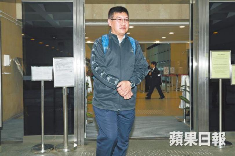 警員唐大荃憶述案發時與匪徒槍戰。金行職員謝嘉輝在案中被劫匪用槍柄扑傷。 警員唐大荃憶述案發時與匪徒槍戰。金行職員謝嘉輝在案中被劫匪用槍柄扑傷。