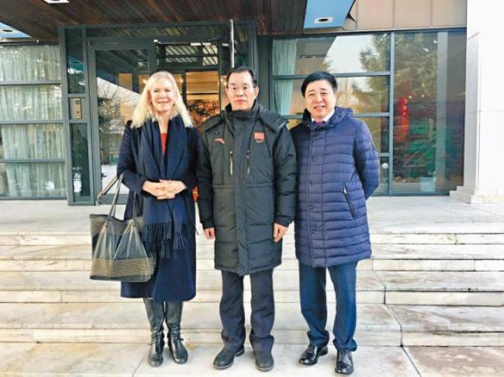 「中國商人」劉瑞宸(右)與前瑞典駐華大使林戴安(左)及中國駐瑞典大使桂從友(中)合照。桂民海女兒Angela Gui稱在會晤中遭人施壓,要求她停止向外發聲以換取父親獲釋。 「中國商人」劉瑞宸(右)與前瑞典駐華大使林戴安(左)及中國駐瑞典大使桂從友(中)合照。桂民海女兒Angela Gui稱在會晤中遭人施壓,要求她停止向外發聲以換取父親獲釋。