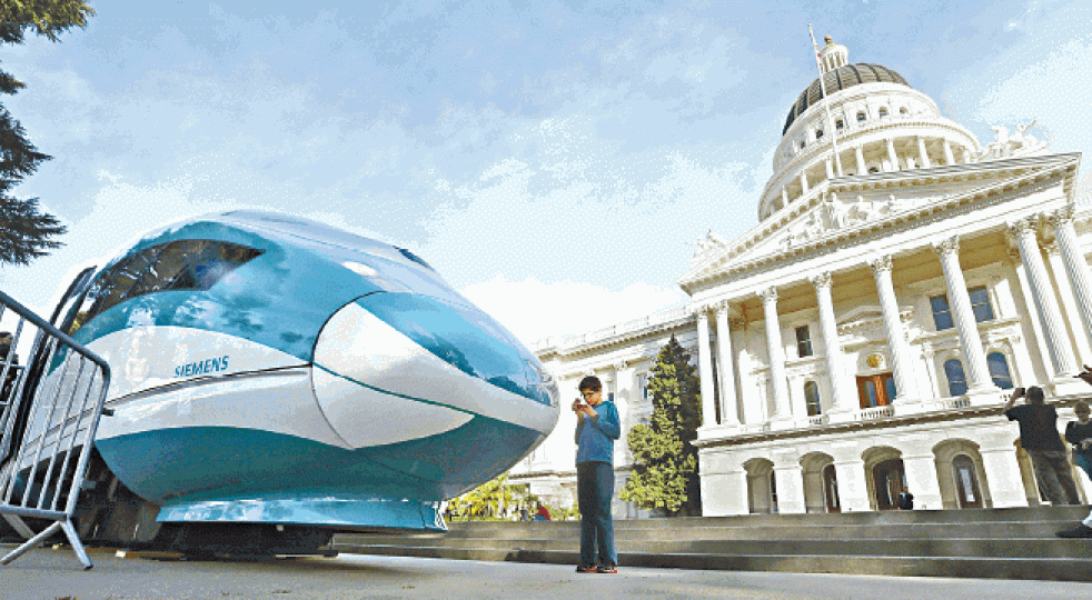 加州州議會大樓外的子彈火車模型。美聯社