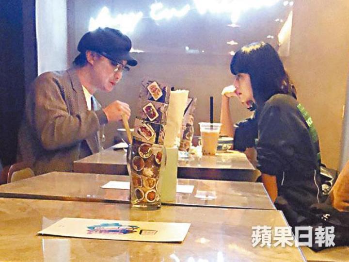 Eason和徐濠縈坐在最邊位置食飯,更獲餐廳特別炮製食物。讀者提供圖片資料圖片 Eason和徐濠縈坐在最邊位置食飯,更獲餐廳特別炮製食物。讀者提供圖片資料圖片