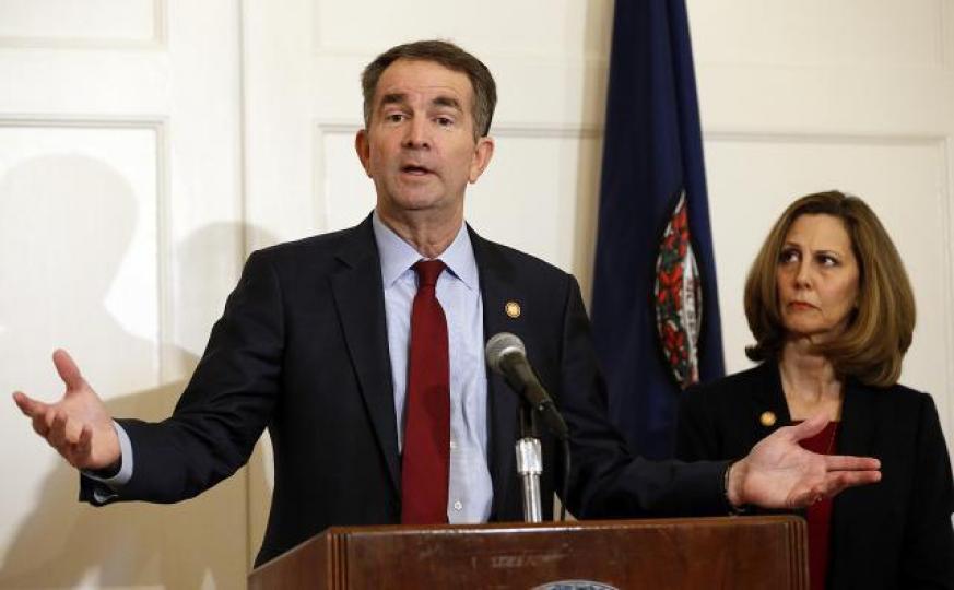 Ralph Northam（左）險些淪為政治馬騮戲的醜男角，多虧妻子Pam（右）冷靜敏捷，一句話為他解圍。資料圖片
