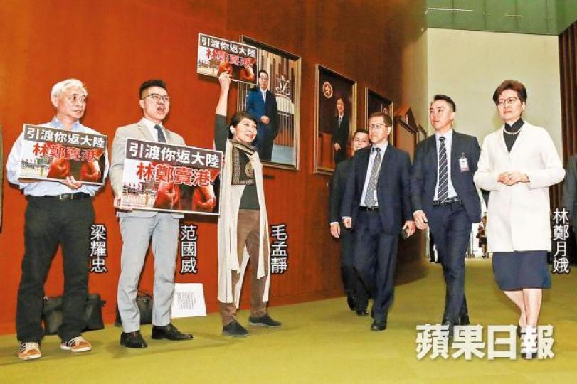 議會陣線議員昨在會議廳外抗議,批評林鄭月娥「賣港」。李家皓攝胡志偉 議會陣線議員昨在會議廳外抗議,批評林鄭月娥「賣港」。李家皓攝胡志偉