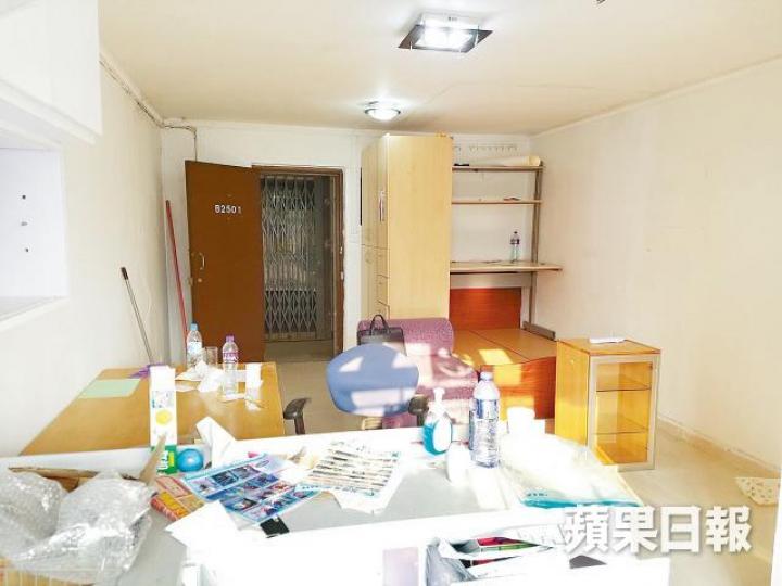 屯門山景邨一個實用296方呎單位減價至72萬元翻拍。山景邨單位內裝修一般。 屯門山景邨一個實用296方呎單位減價至72萬元翻拍。山景邨單位內裝修一般。