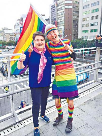 馬澤璉(左)表示平權後願有情人終成眷屬;右為台同志平權運動者祁家威。 馬澤璉(左)表示平權後願有情人終成眷屬;右為台同志平權運動者祁家威。