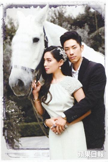 吳建豪與石貞善於13年底結婚,但婚姻維持不久已屢傳婚變。資料圖片今年農曆新年吳建豪家庭大合照,已沒有石貞善。互聯網圖片吳建豪於結婚初期曾為太太慶祝生日,當時二人非常恩愛。資料圖片吳建豪昨日在Ig貼出跟周杰倫(右)合照,心情似乎不錯。去年石貞善出席活動時,拒絕回應離婚傳聞。資料圖片 吳建豪與石貞善於13年底結婚,但婚姻維持不久已屢傳婚變。資料圖片今年農曆新年吳建豪家庭大合照,已沒有石貞善。互聯網圖片吳建豪於結婚初期曾為太太慶祝生日,當時二人非常恩愛。資料圖片吳建豪昨日在Ig貼出跟周杰倫(右)合照,心情似乎不錯。去年石貞善出席活動時,拒絕回應離婚傳聞。資料圖片