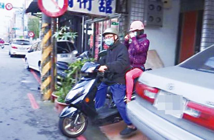 林勤人昨日下午騎電單車載妻子離開住處。 林勤人昨日下午騎電單車載妻子離開住處。