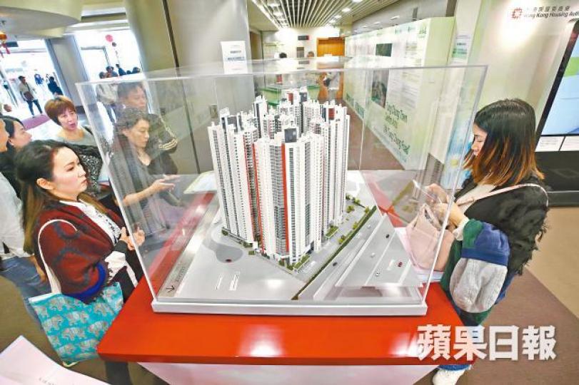 不少市民昨親身到樂富居屋銷售中心索取樓書及價單。王子俊攝 不少市民昨親身到樂富居屋銷售中心索取樓書及價單。王子俊攝
