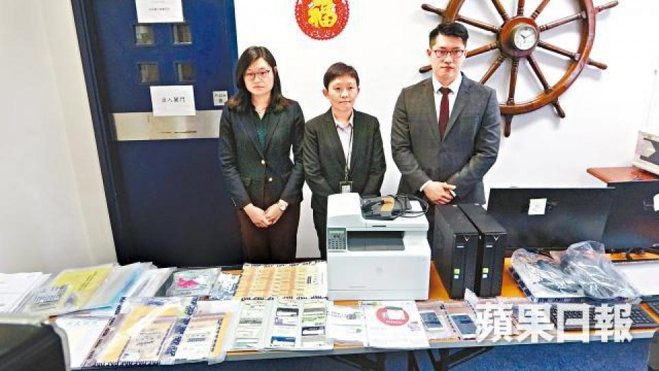警方首次搗破詐騙集團盜用他人資料騙取強積金案件,撿獲打印機等證物。鄭大康攝 警方首次搗破詐騙集團盜用他人資料騙取強積金案件,撿獲打印機等證物。鄭大康攝