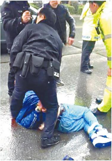 輔警和市民合力制服行兇者。 輔警和市民合力制服行兇者。