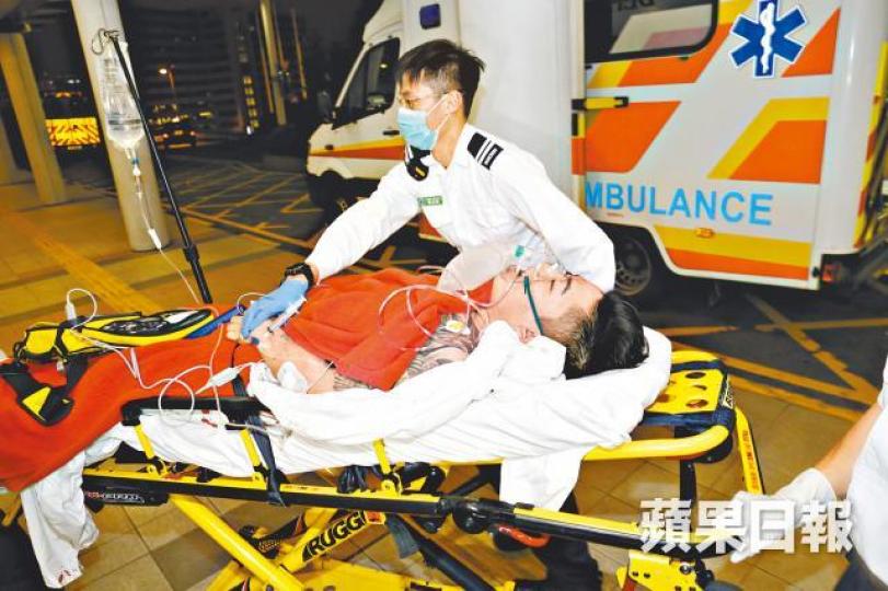 受傷黑漢送院命危。警員在案發麥當勞調查。 受傷黑漢送院命危。警員在案發麥當勞調查。