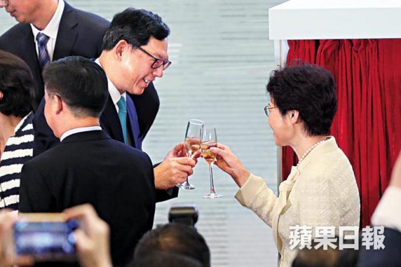 傳林鄭不滿陳茂波,陳德霖或成下屆財政司司長;圖為陳德霖與林鄭在2017年債券通儀式上碰杯。 傳林鄭不滿陳茂波,陳德霖或成下屆財政司司長;圖為陳德霖與林鄭在2017年債券通儀式上碰杯。