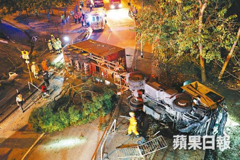 肇事貨車最終在八鄉路撞到一輛私家車後翻側停下。資料圖片 肇事貨車最終在八鄉路撞到一輛私家車後翻側停下。資料圖片