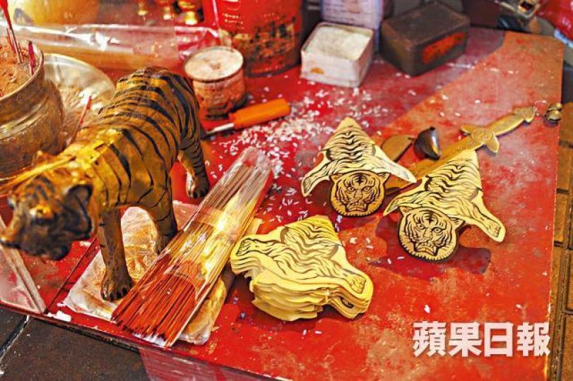 相傳驚蟄當日在白虎前打小人,小人就會被制服。 相傳驚蟄當日在白虎前打小人,小人就會被制服。