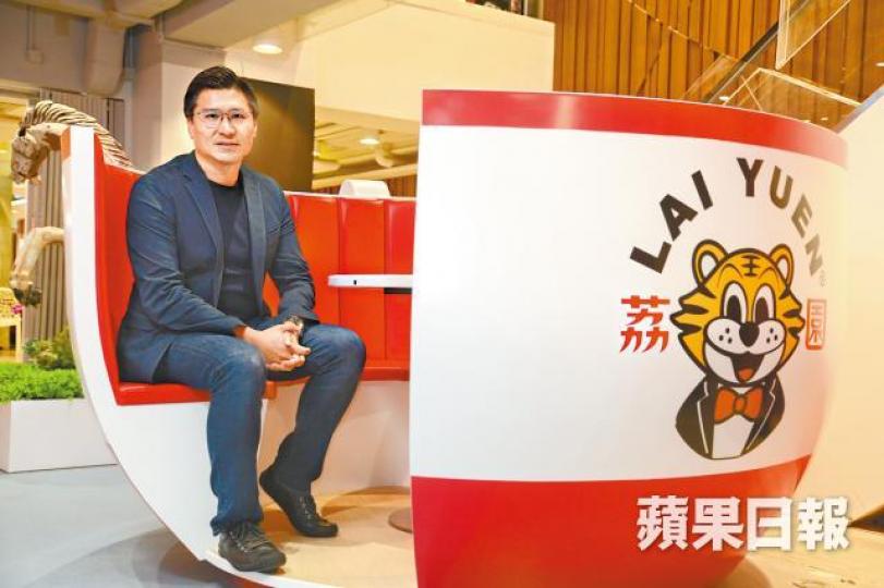 餐廳設咖啡杯座位,邱達根稱不少客人是想尋找對荔園的回憶。荔園在荔枝角工廈開中菜館,人流不俗。何耀勤攝民園麵家創辦人李建強出山,助提高食品質素。部份樓面設民園麵家。「過山飛龍」卡座受食客歡迎。 餐廳設咖啡杯座位,邱達根稱不少客人是想尋找對荔園的回憶。荔園在荔枝角工廈開中菜館,人流不俗。何耀勤攝民園麵家創辦人李建強出山,助提高食品質素。部份樓面設民園麵家。「過山飛龍」卡座受食客歡迎。