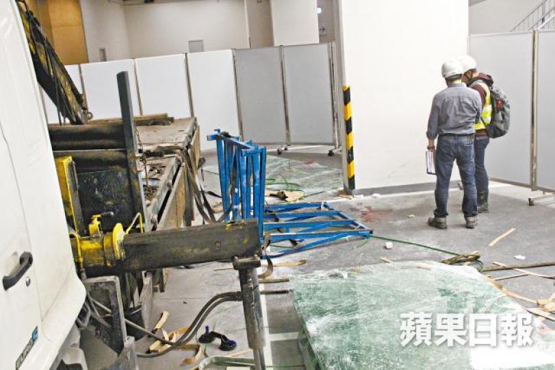 意外現場地面遺下多塊碎裂的玻璃。翁鈺輝攝死者馬禹良 意外現場地面遺下多塊碎裂的玻璃。翁鈺輝攝死者馬禹良