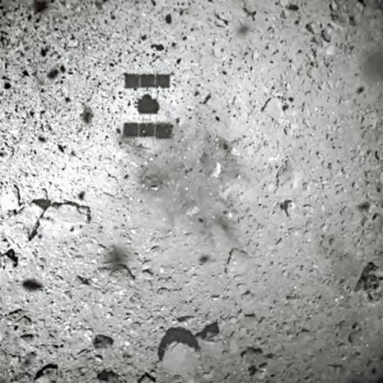 「隼鳥2號」的鏡頭在離「龍宮」30米時拍下地面情況。
「隼鳥2號」的鏡頭在離「龍宮」30米時拍下地面情況。