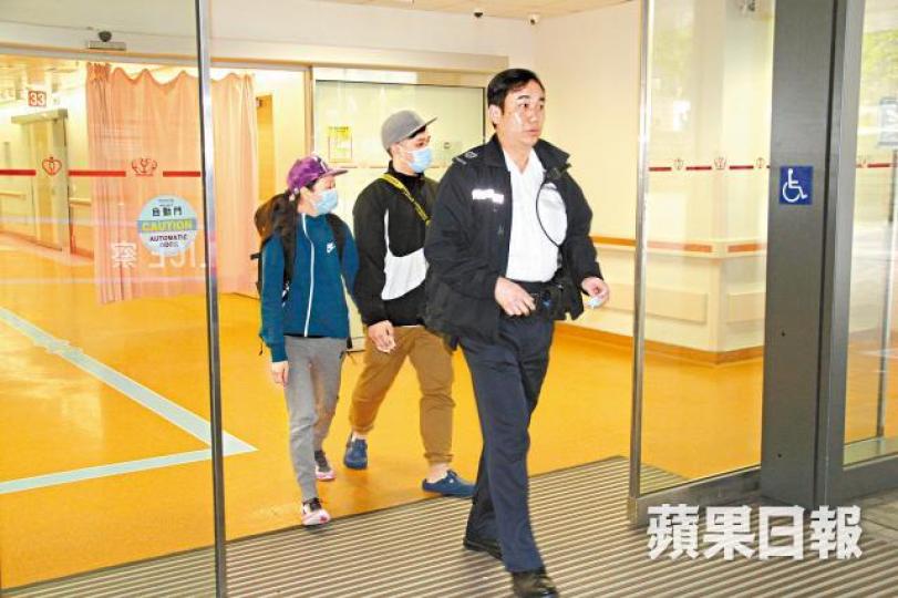 女嬰父母昨助警調查。 女嬰父母昨助警調查。