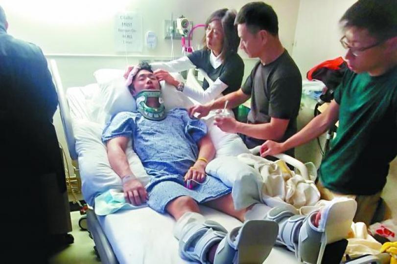 發生意外後,邱沚峯目前在美留醫。fb圖片邱沚峯在社交網站個人簡介中自稱為體操教練兼香港隊前成員。fb圖片不少港將表示認識邱沚峯,並指他以前為技巧體操運動員。fb圖片 發生意外後,邱沚峯目前在美留醫。fb圖片邱沚峯在社交網站個人簡介中自稱為體操教練兼香港隊前成員。fb圖片不少港將表示認識邱沚峯,並指他以前為技巧體操運動員。fb圖片