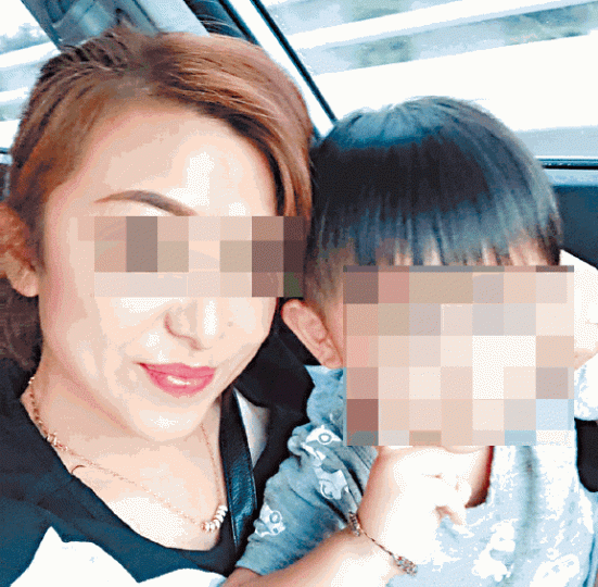 涉嫌虐兒母親和兒子合照。受虐男童被母掌摑後,用手遮臉哭喊媽媽。男童被母強迫趴地撿飯吃。警方勸喻聲討惡母的民眾離開。台灣《蘋果日報》 涉嫌虐兒母親和兒子合照。受虐男童被母掌摑後,用手遮臉哭喊媽媽。男童被母強迫趴地撿飯吃。警方勸喻聲討惡母的民眾離開。台灣《蘋果日報》