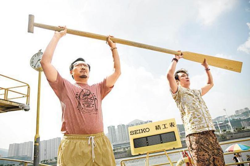 吳鎮宇(右)拍攝《逆流大叔》時,主動為潘燦良挑選最老土的服裝。劇照 吳鎮宇(右)拍攝《逆流大叔》時,主動為潘燦良挑選最老土的服裝。劇照