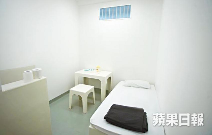 廉署扣留室約80呎,有床、桌椅和坐廁。小朋友拿起廉署陳列槍械試玩。 廉署扣留室約80呎,有床、桌椅和坐廁。小朋友拿起廉署陳列槍械試玩。