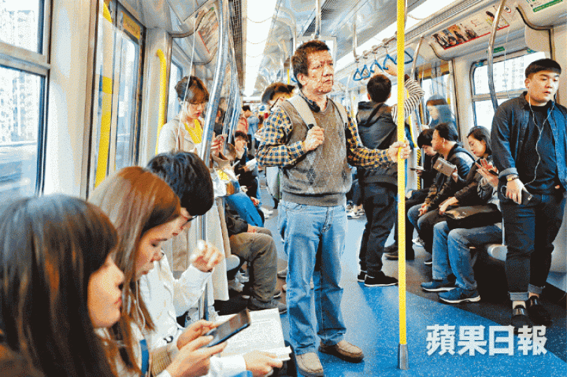 神經纖維瘤患者王政國因滿身滿臉肉瘤,多年來飽受歧視,如今人人變低頭族,對政國的奇異目光反而減少。 神經纖維瘤患者王政國因滿身滿臉肉瘤,多年來飽受歧視,如今人人變低頭族,對政國的奇異目光反而減少。