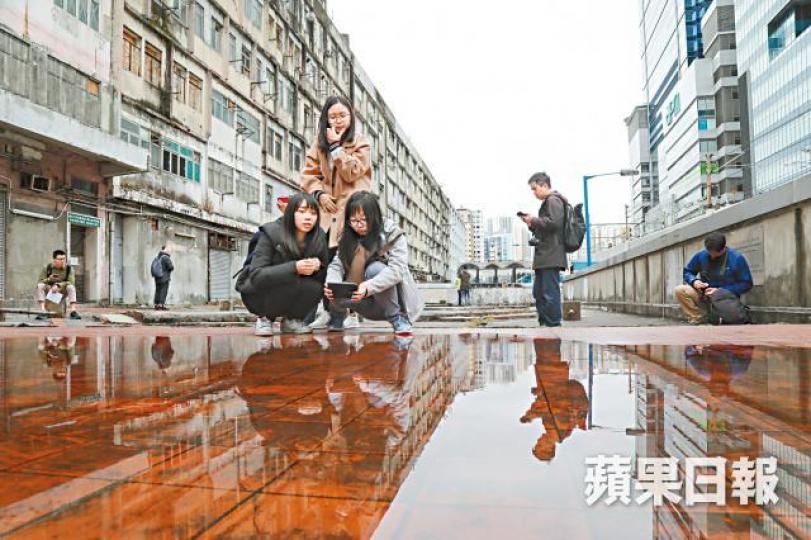 觀塘裕民坊告別在即，有市民昨到現場留影。陳善南攝在裕民坊經營報檔逾50年的賴生，拒接受特別賠償方案。刀匠關生最難忘80年代不時有紋身漢來買牛肉刀。