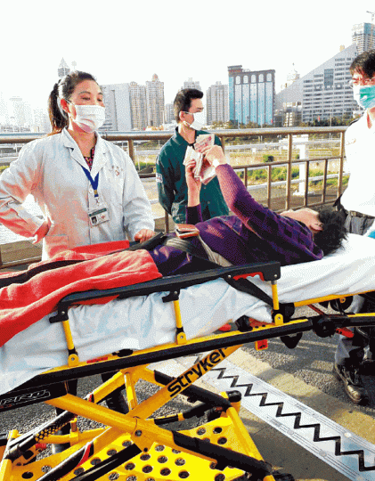 坐內地救護車到深圳關口的馬太，指途中被要求多付2,500元人民幣，她在關口點算現金給予車上護士。讀者提供圖片馬太坐旅遊巴在東莞受傷，到常平一間醫院求診（左圖），院方指她有骨折（右圖）及提供外判救護車電話。本港救護車在關口等待，將馬太轉送至醫院。黃夏蕙及祥嫂洪金梅到東區醫院探望，黃痛斥內地醫療體系「不知所謂」。互聯網