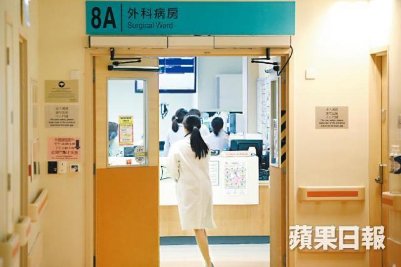 新界東醫院聯網外科一年有16名外科醫生離開；圖為威院新翼8A外科病房。黎樹雄攝離職的四名顧問醫生中，包括曾為易小玲施手術的整形外科醫生黃守仁。威爾斯親王醫院