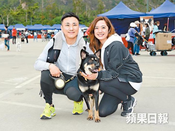 崔建邦前年同野人分手後,極速搭上新歡Jessica,噚日崔建邦首次帶女友出席活動。野人 資料圖片傅明憲話啱啱去完潛水,令佢全身過敏要打針食藥。龐景峰同女友Peggy噚日帶埋愛犬現身。 崔建邦前年同野人分手後,極速搭上新歡Jessica,噚日崔建邦首次帶女友出席活動。野人 資料圖片傅明憲話啱啱去完潛水,令佢全身過敏要打針食藥。龐景峰同女友Peggy噚日帶埋愛犬現身。
