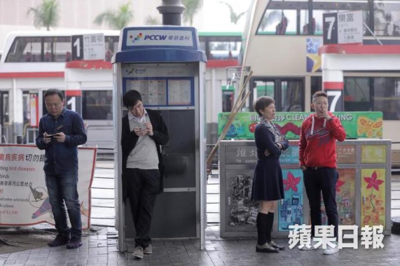 電話亭早在60年代已在香港出現，為不少人帶來方便，但時至今日手提電話普及化，大量電話亭無人使用，變為吸煙亭、避雨亭及白鴿亭。王心義攝記者採訪當日逗留近兩小時，僅有一名送外賣人士因手提電話壞機而用電話亭打電話。長洲碼頭旁的電話亭被單車重重圍困。