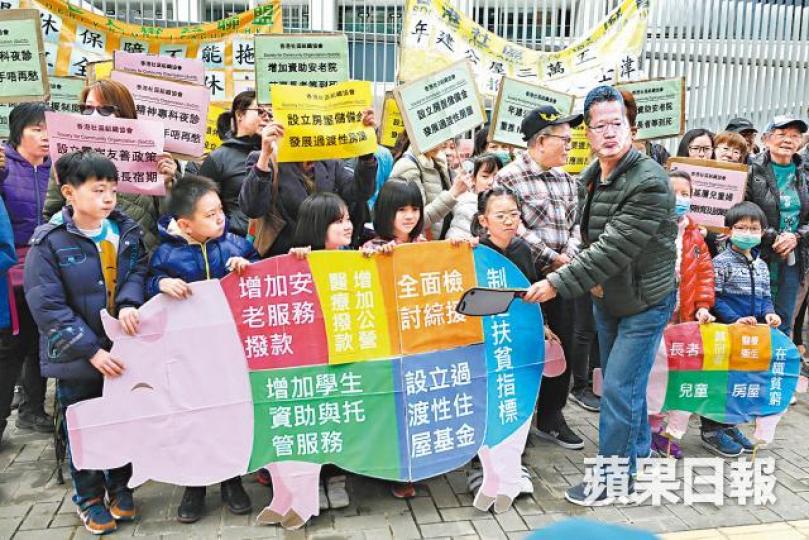 多個團體昨到政府總部請願，要求增加對基層家庭援助。朱永倫攝