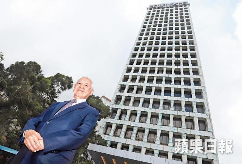 謝仕榮身後的灣仔友邦大廈，即將拆卸重建。譚德潤攝