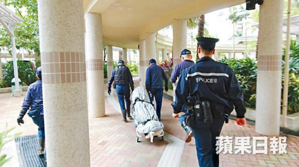 仵工將23歲死者屍體移送殮房。張培生攝